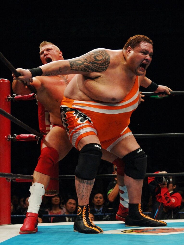 ブロック・レスナーにコーナーにつめる曙　©Essei Hara