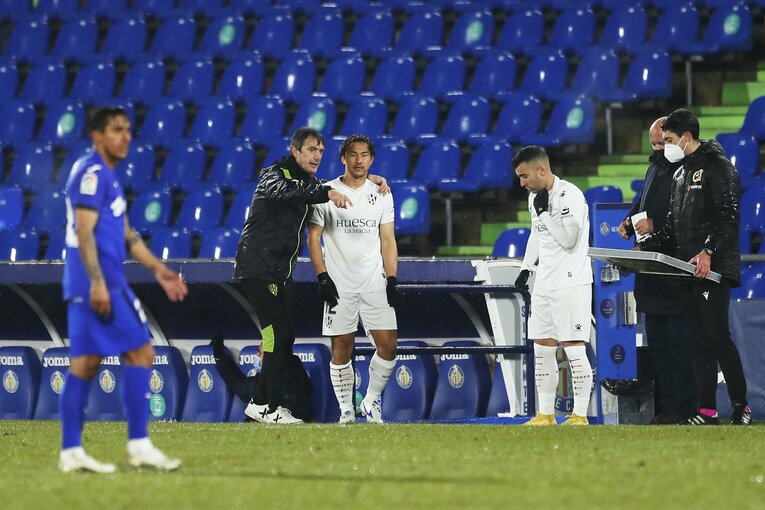 監督の指示を受けてピッチへと送り出される岡崎