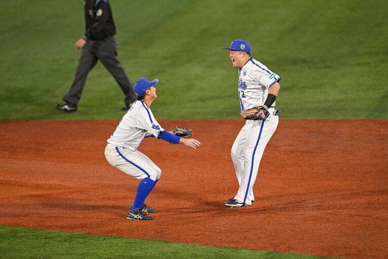 日本シリーズ第6戦、ベイスターズ優勝が決まった瞬間。牧秀悟（右）と森敬斗がジャンプハグするまでの連続写真（1枚目／全5枚）©︎Nanae Suzuki