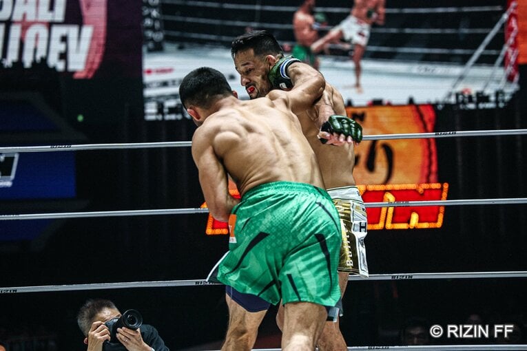 シェイドゥラエフの“エグい右”がクレベルの顔面にヒットした瞬間（2枚目／全2枚） ©RIZIN FF