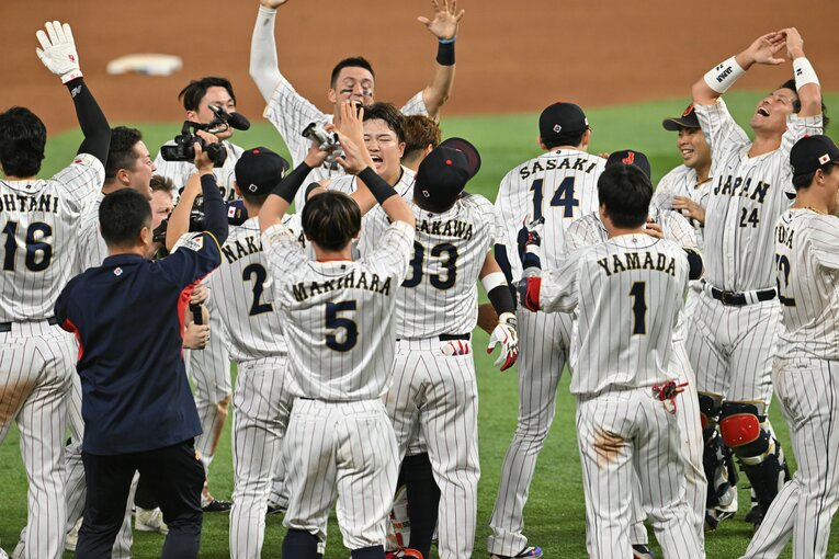 期待に応えサヨナラ打を放った村上　©Naoya Sanuki