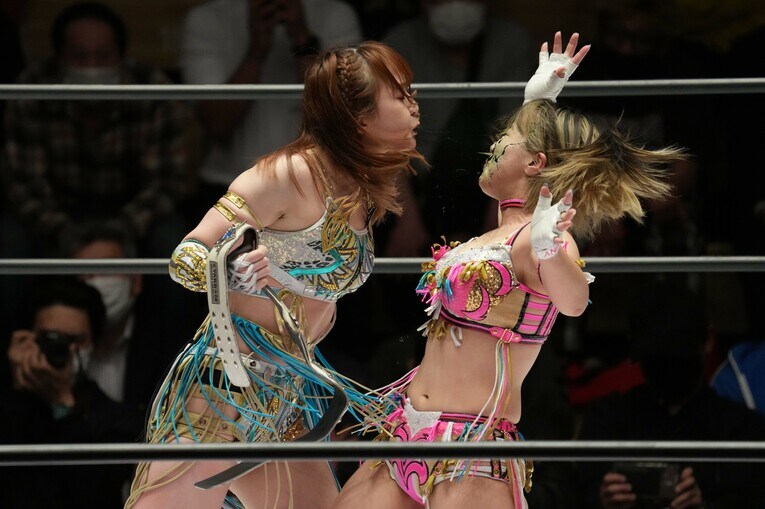 お返しとばかりに緑の毒霧を浴びせた上谷沙弥