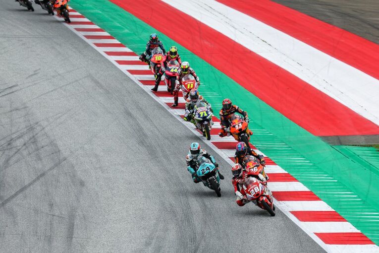 24番手から怒涛の追い上げを見せ、佐々木は11周目には5番手に浮上　photograph by Satoshi Endo