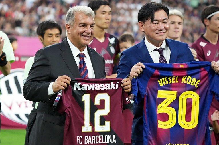 バルサのラポルタ会長とともに笑顔の三木谷浩史会長。今回の中止騒動の裏事情とは ／ photograph by Koji Watanabe/Getty Images