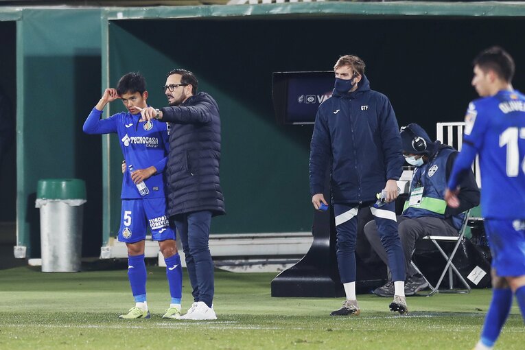 1枚目の交代カードとしてピッチに入る直前の久保。ボルダラス監督の指示にも熱がこもる