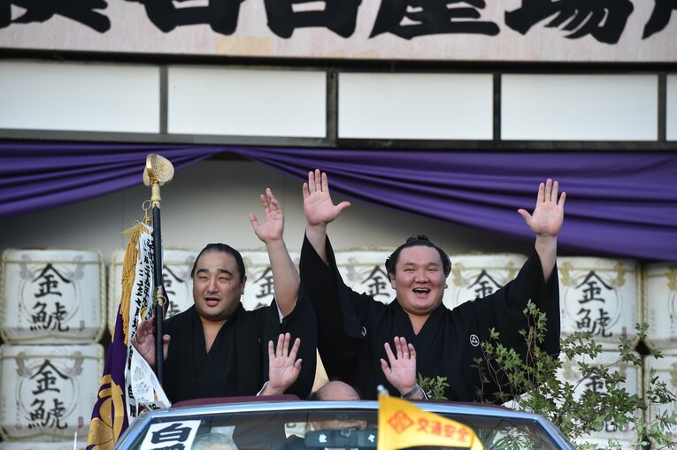 2014年7月場所、白鵬の優勝パレードで　©JMPA