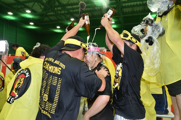 【ビールかけ…貴重カット多数】©Hideki Sugiyama