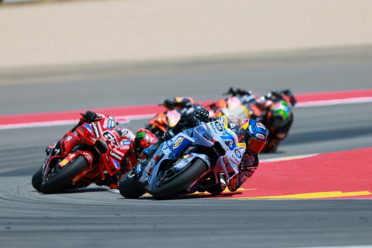 レース序盤に兄に先行したアレックス　©︎Satoshi Endo