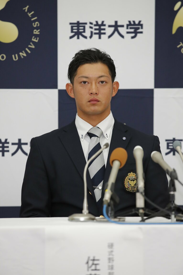 2019年ドラフト会議当日、指名を待つ佐藤都志也　©︎KYODO