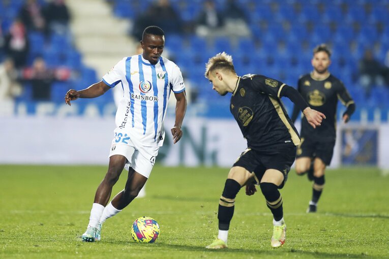 「W杯出番なし」からのリスタート…柴崎岳は今、スペイン2部でどうなっている？“思いを内に秘めたはず”30歳の今を撮った(15)