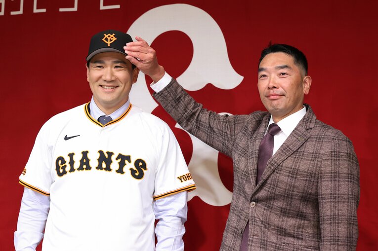 巨人に入団が決まった田中将大の帽子に手を差し伸べる阿部慎之助監督　©︎JIJI PRESS