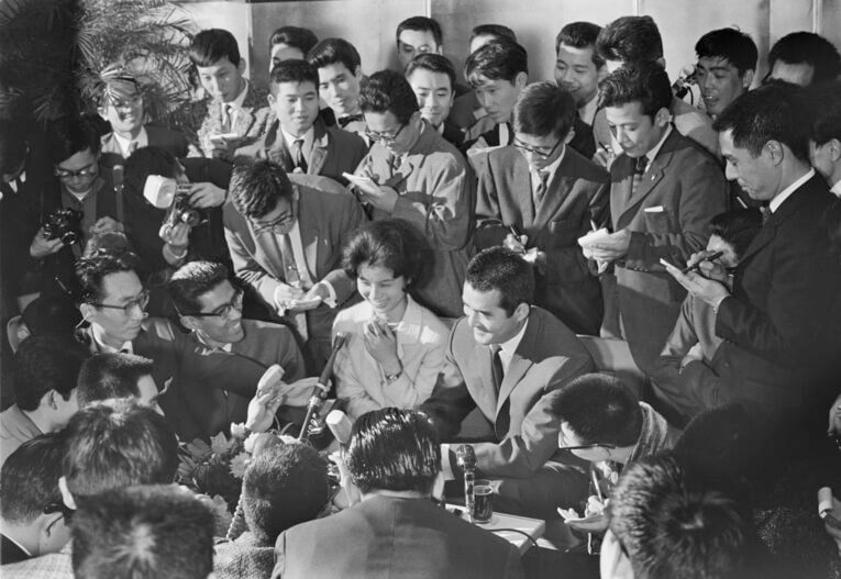 婚約発表会見をする巨人・長嶋茂雄と西村亜希子さん【2枚目／全3枚】。約300人の報道陣がつめかけたという　©JIJI PRESS