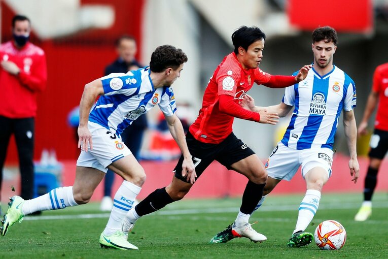 久保建英“オレが蹴る”FK弾→手荒い祝福に「い、痛いんですけど」 カメラマンが至近距離でとらえた一撃と、ファンから“感謝の大拍手”(14)