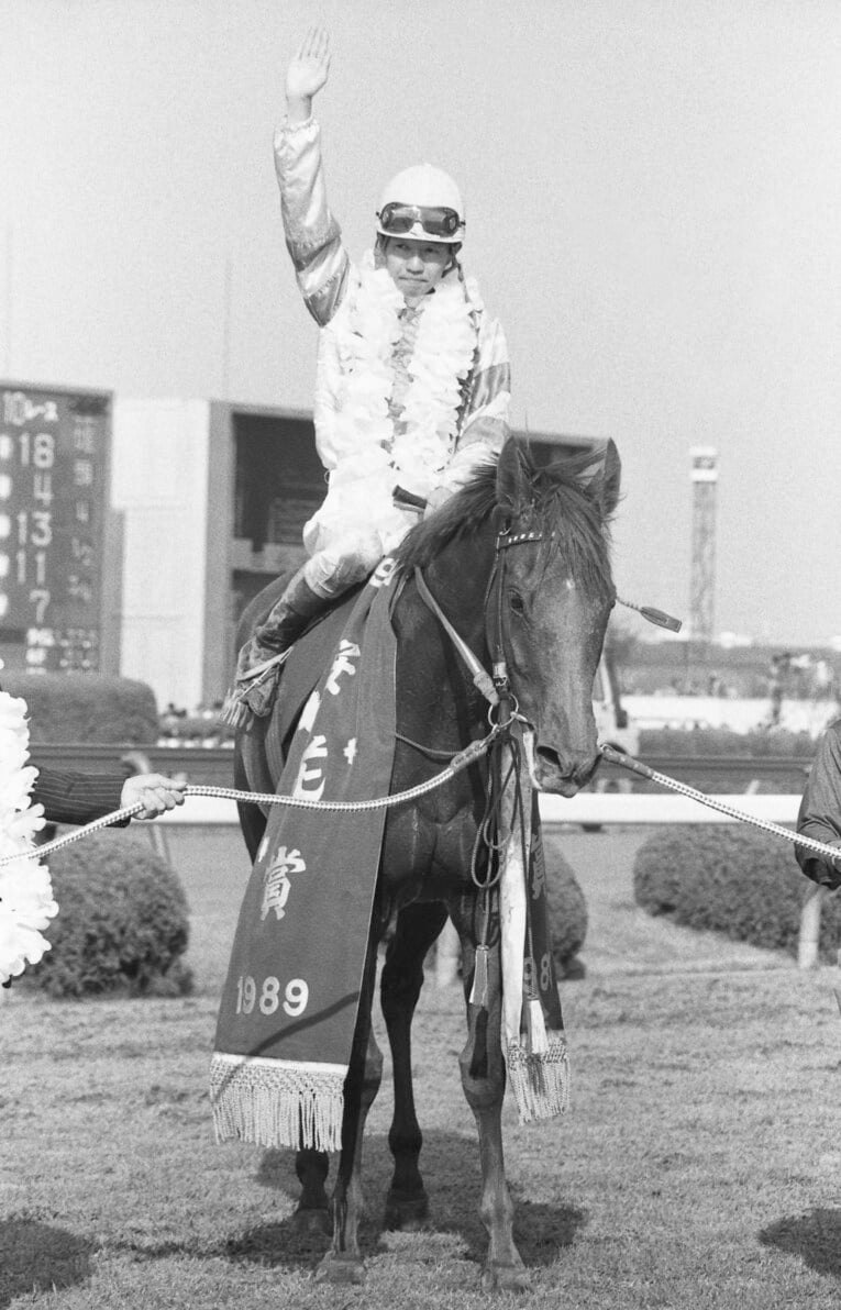 1989年、桜花賞で優勝したシャダイカグラと武豊　©JIJI PRESS