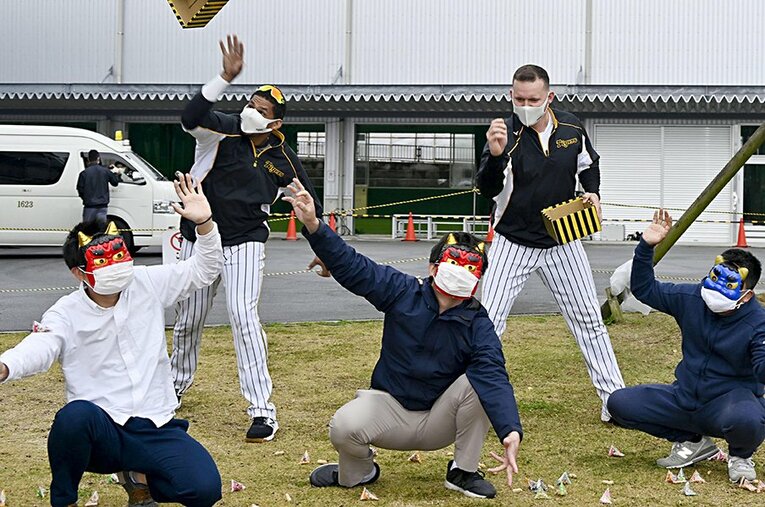 早々に合流している阪神のマルテ（左）とサンズ。節分時に“豆まき写真”に応じてくれるなどサービス精神旺盛だ ／ photograph by Kyodo News