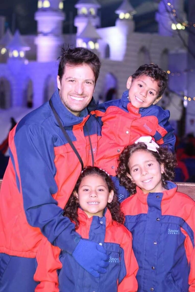 クレベールさんと3きょうだい　写真は両親提供