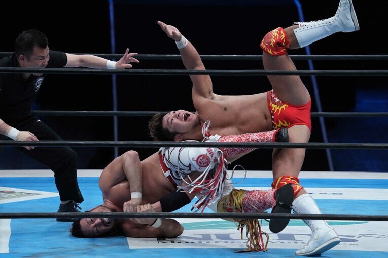 上村優也の腕を取りにいく辻陽太　©Essei Hara