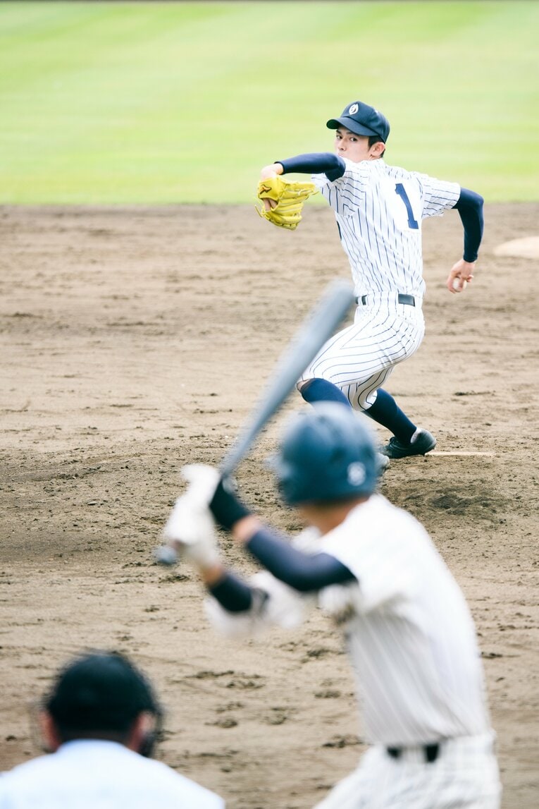 豪速球を投げ込む高校時代の佐々木朗希　©Asami Enomoto