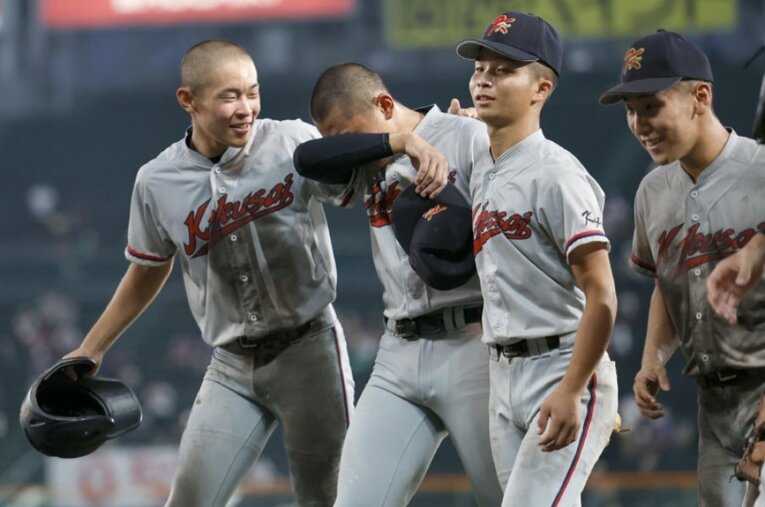 初戦敗退の京都国際ナイン。試合中はエース森下を筆頭に、ナインの笑顔が目立った ／ photograph by KYODO