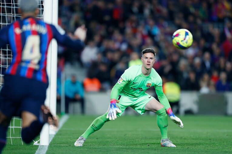 「バルサがメッシ退団後初のリーガ制覇」間近なクラシコの“喜びと憎しみ、一瞬のリスペクト”を撮った「18歳ガビが倒れたレアルDFを…」(43)