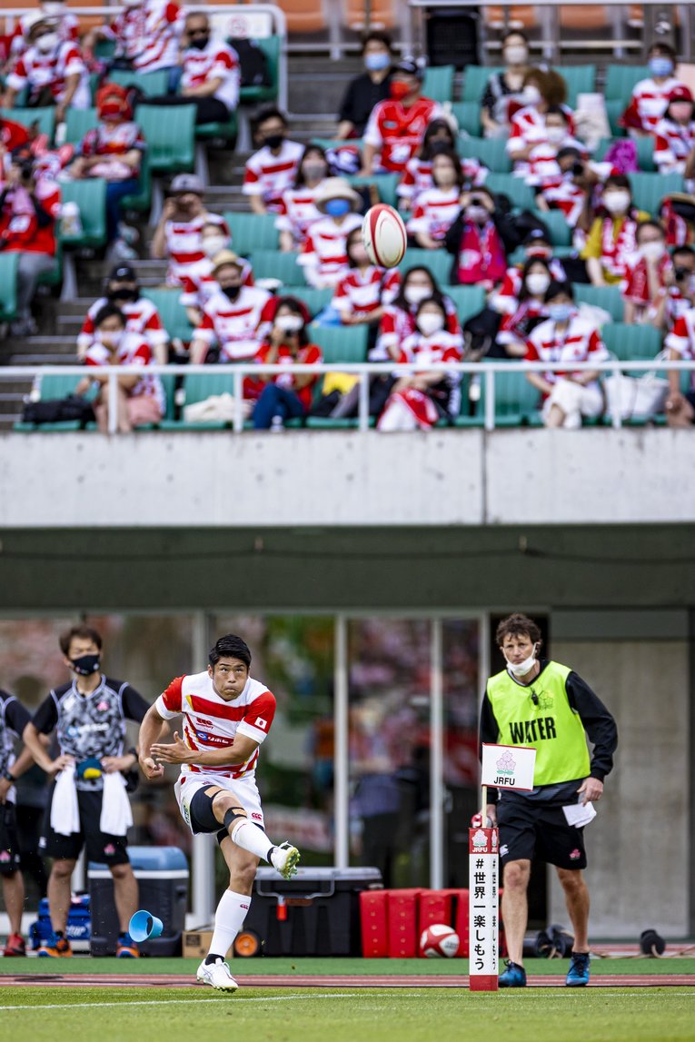 サンウルブズの“雄叫び”にも怯まず、冷静にコンバージョンキックを決めたSO松田力也　©︎Kiichi Matsumoto