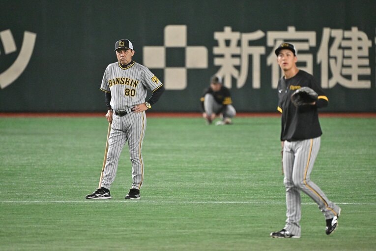 選手と絡まず練習を見つめる岡田監督　©︎Hideki Sugiyama