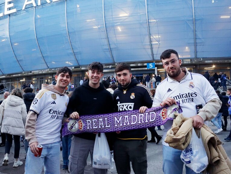 マドリードから駆けつけたファンの姿も