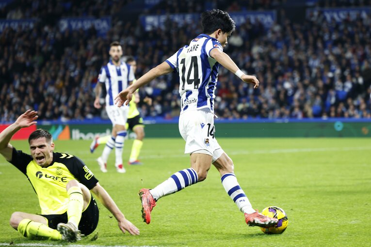 「クボは守備が力強くなったが、まだダメだ」中2日フル出場MVP久保建英へ辛口の愛…“ソシエダ会員歴44年”ホテルマンと「試合後つった足」(4)