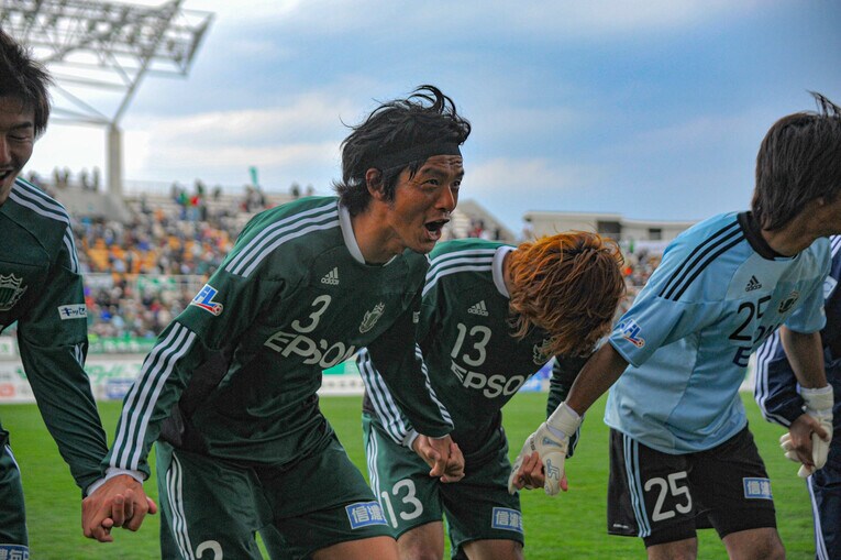 2011年4月30日、信州ダービーで劇的な逆転勝ちを収めた松田直樹と松本山雅FCの選手たち