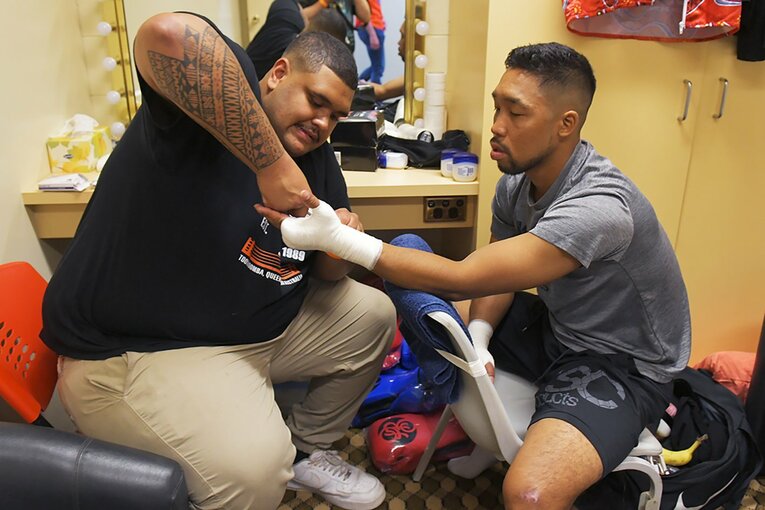 トレーナーのコーベンにバンデージを巻いてもらう内藤律樹　©Kokou Sekine