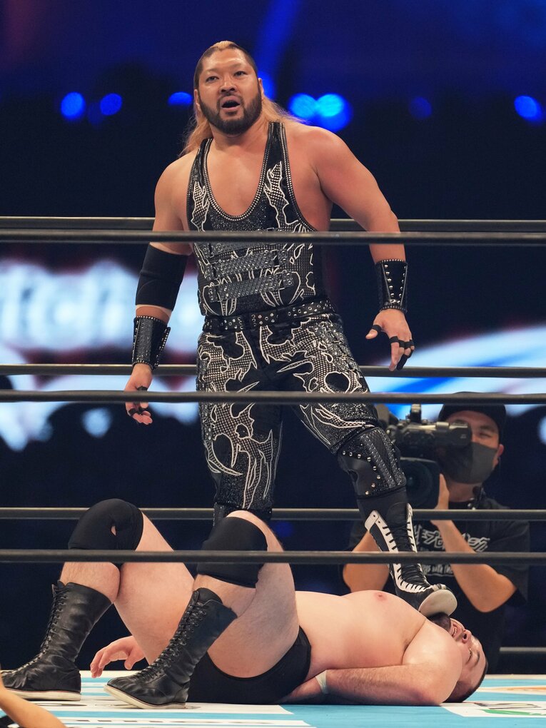 得意気にウルフアロンを踏みつけるEVIL 　©Essei Hara