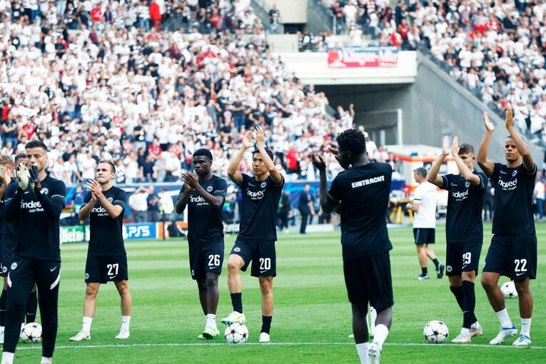 「“鎌田大地と守田英正が一緒に写った1枚”を狙いたいけど…」「長谷部誠はすでにコーチのように」CL日本人対決と“美しい夕焼け”撮影ウラ話(5)