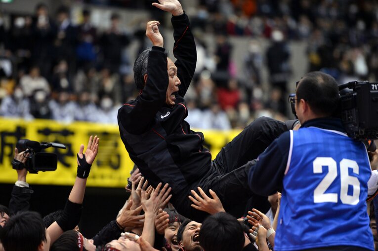 多くの壁を乗り越えながら、現在の地位を築いてきた下北沢成徳（写真は2013年、10年ぶりの春高優勝）©Jun Tsukida/AFLO SPORT