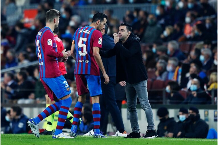 シャビ新監督41歳は暗黒バルサを救えるか 《メッシとの黄金連係・涙を撮ったカメラマン》が就任会見・初采配に見た“希望”とは(27)