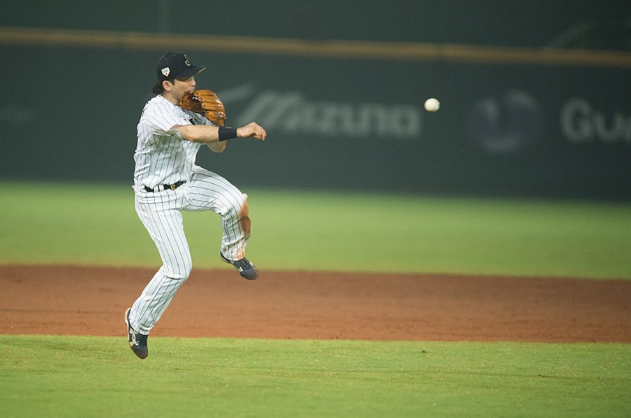 松田宣浩が踏み出すべき最初の一歩。メジャー挑戦の“夢”と“ビジネス”。<Number Web> photograph by Nanae Susuki