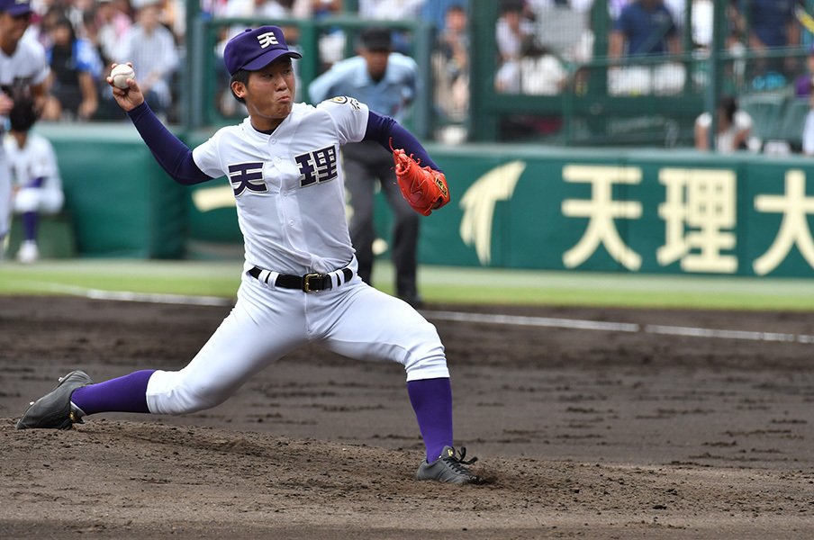 中村の2本目は、外の直球だった。天理・碓井はなぜ首を振ったのか。<Number Web> photograph by Hideki Sugiyama