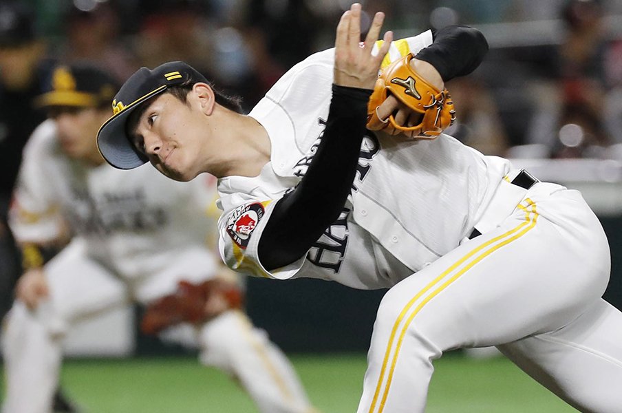 新人王のゆくえ。~阪神・近本か、ヤクルト・村上か~<Number Web> photograph by Kyodo News
