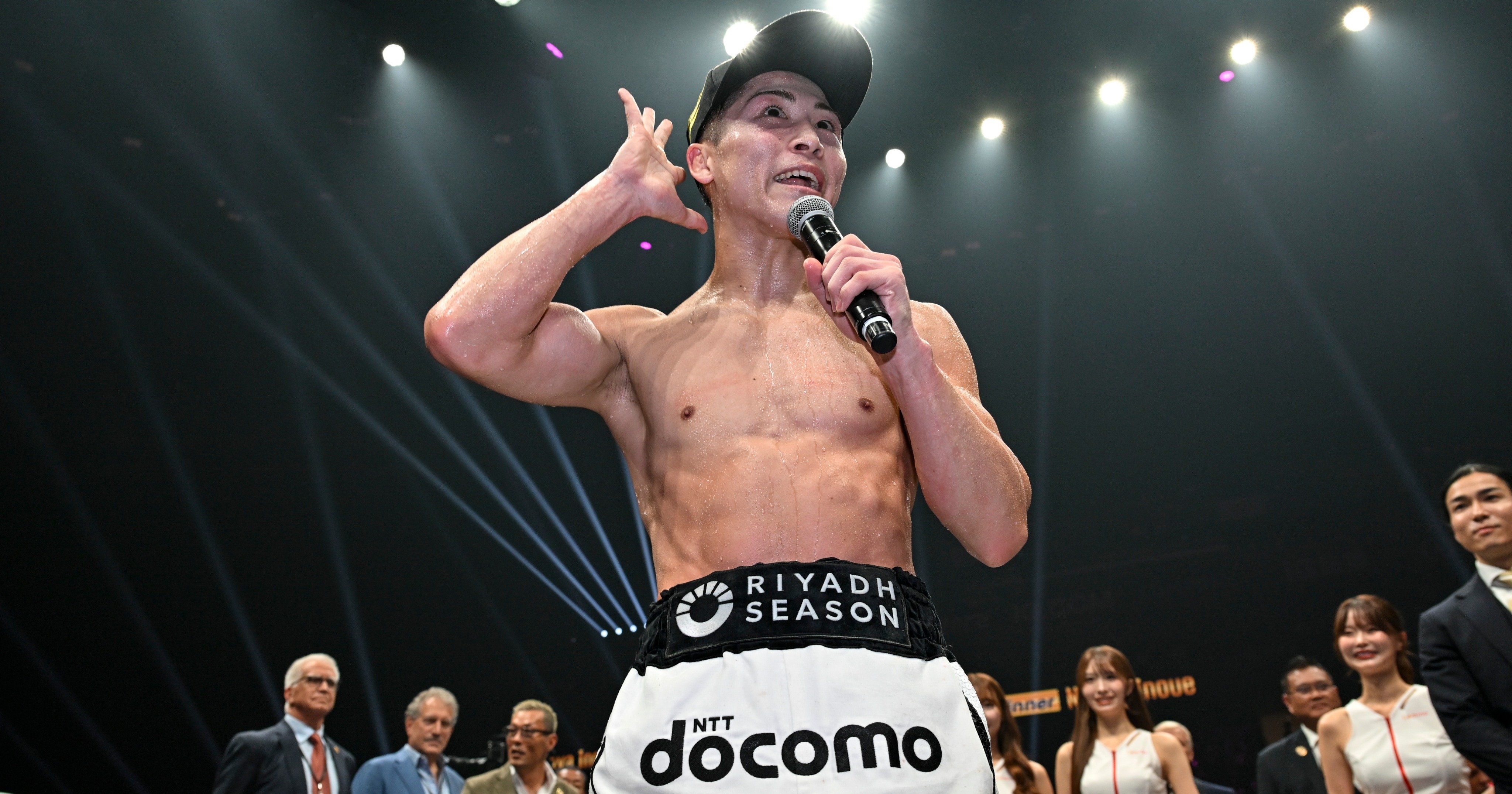 【アリーナ特典】井上尚弥 vs アフマダリエフ 会場パンフレット　入場記念タオル アリーナ特典】井上尚弥 vs アフマダリエフ 会場パンフレット