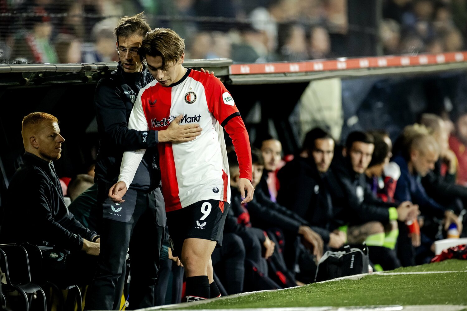 10月30日のアヤックス戦、前半で負傷交代する上田綺世。年内の復帰は難しいとされている　©Getty Images