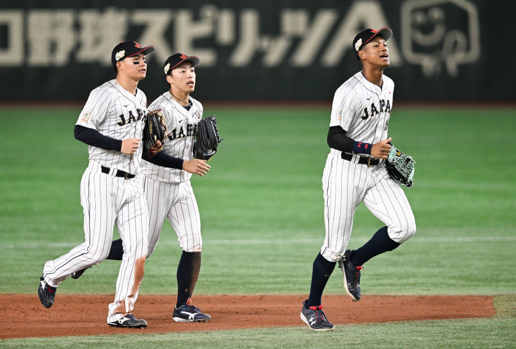 (左から)森下、岡林、万波の外野陣 ©Getty Images