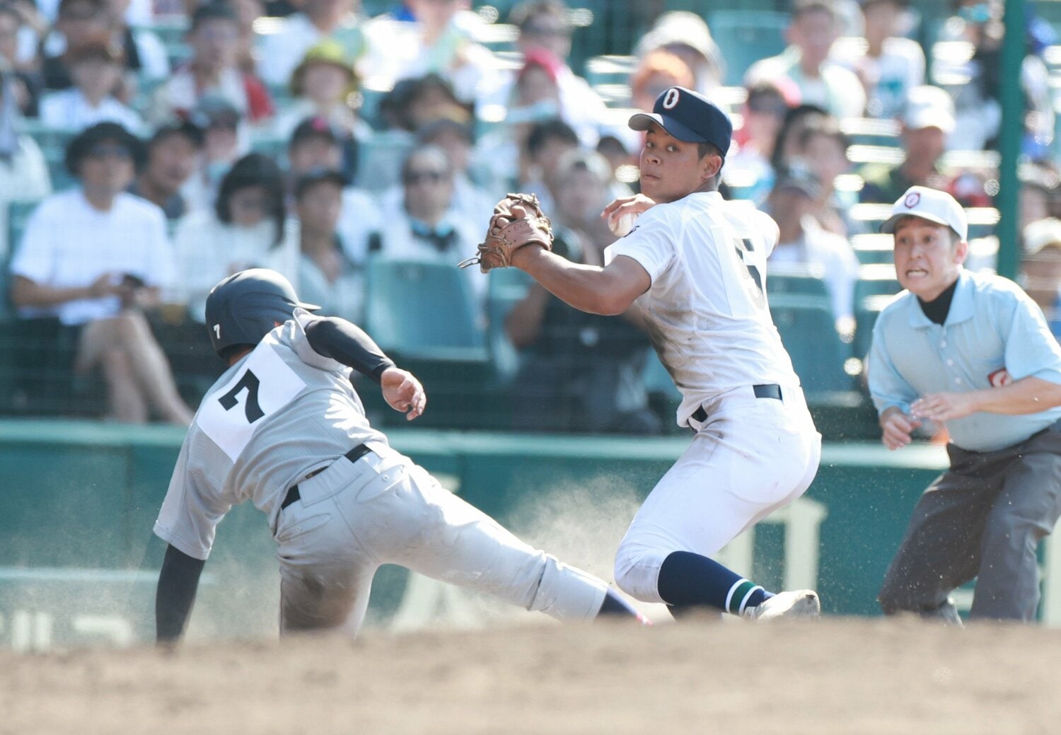 仙台育英戦で攻守を見せた安谷屋　©JIJI PRESS