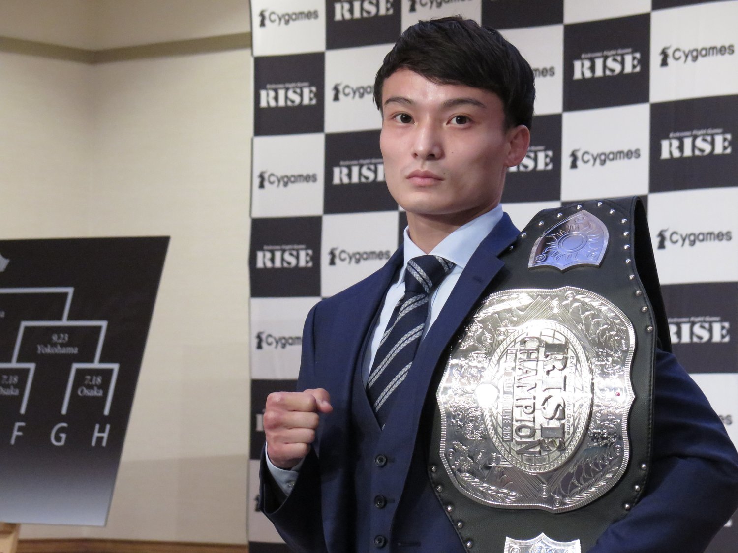 一夜明け会見での志朗　©Koji Fuse