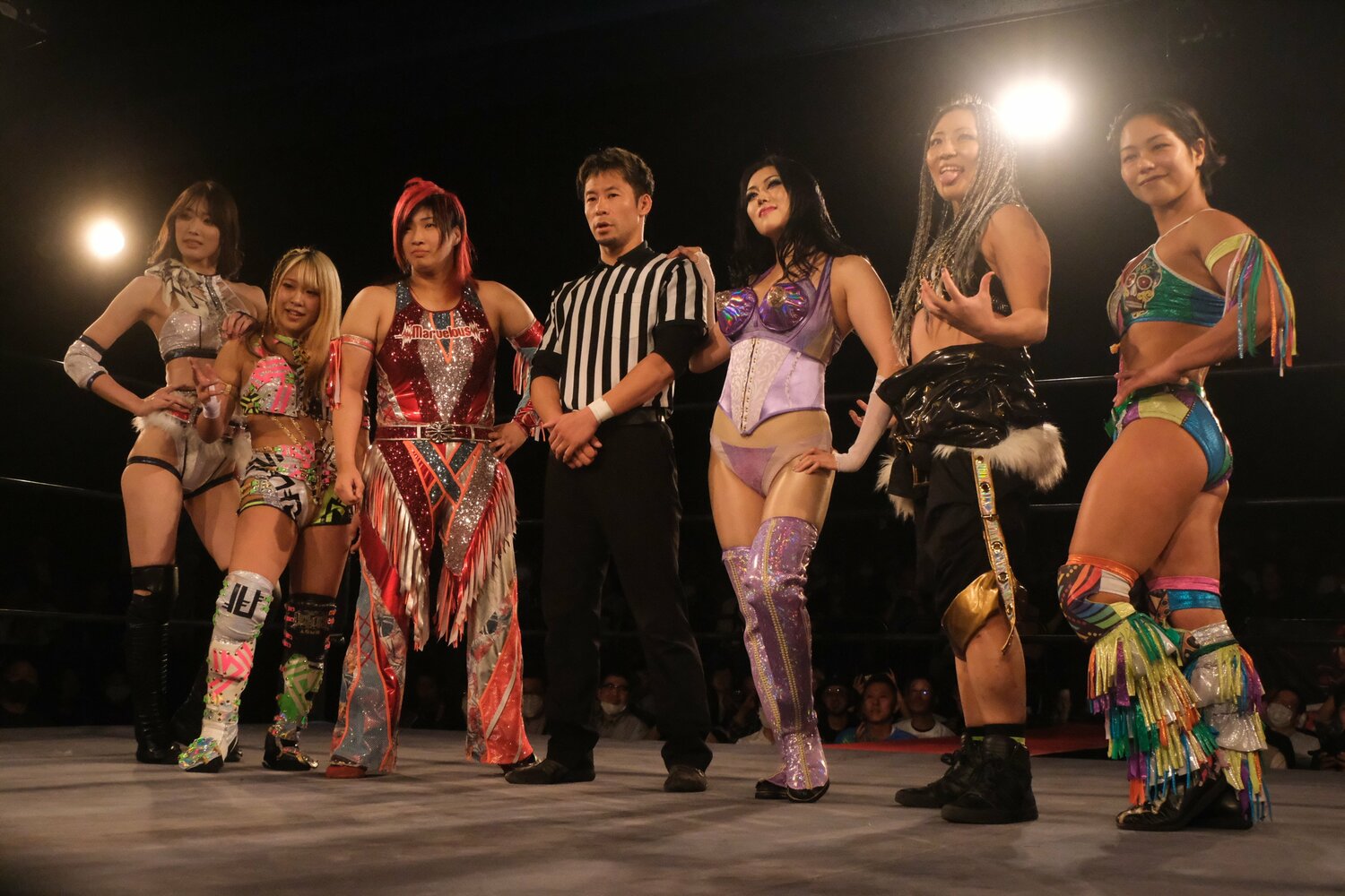 左から赤井沙希、AZM、彩羽匠、夏すみれ、山下りな、小林香萌。中央の石黒淳士レフェリーも含め、全員が13年デビュー　©Norihiro Hashimoto