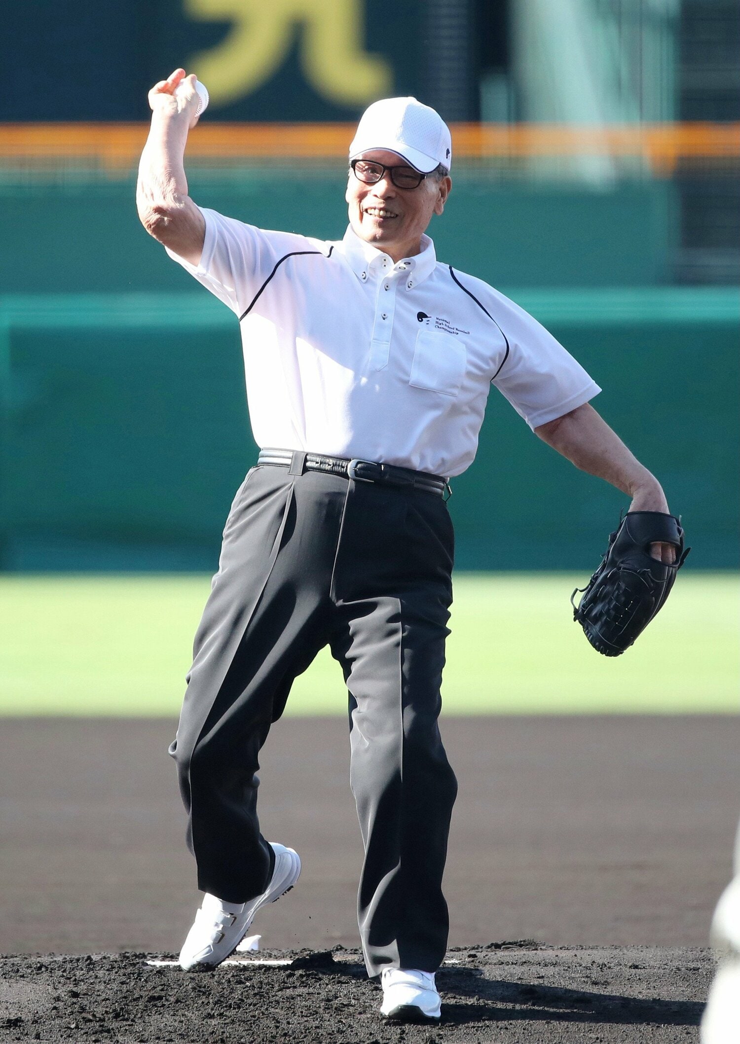 2018年夏、「甲子園レジェンド始球式」での投球　©JIJI PRESS
