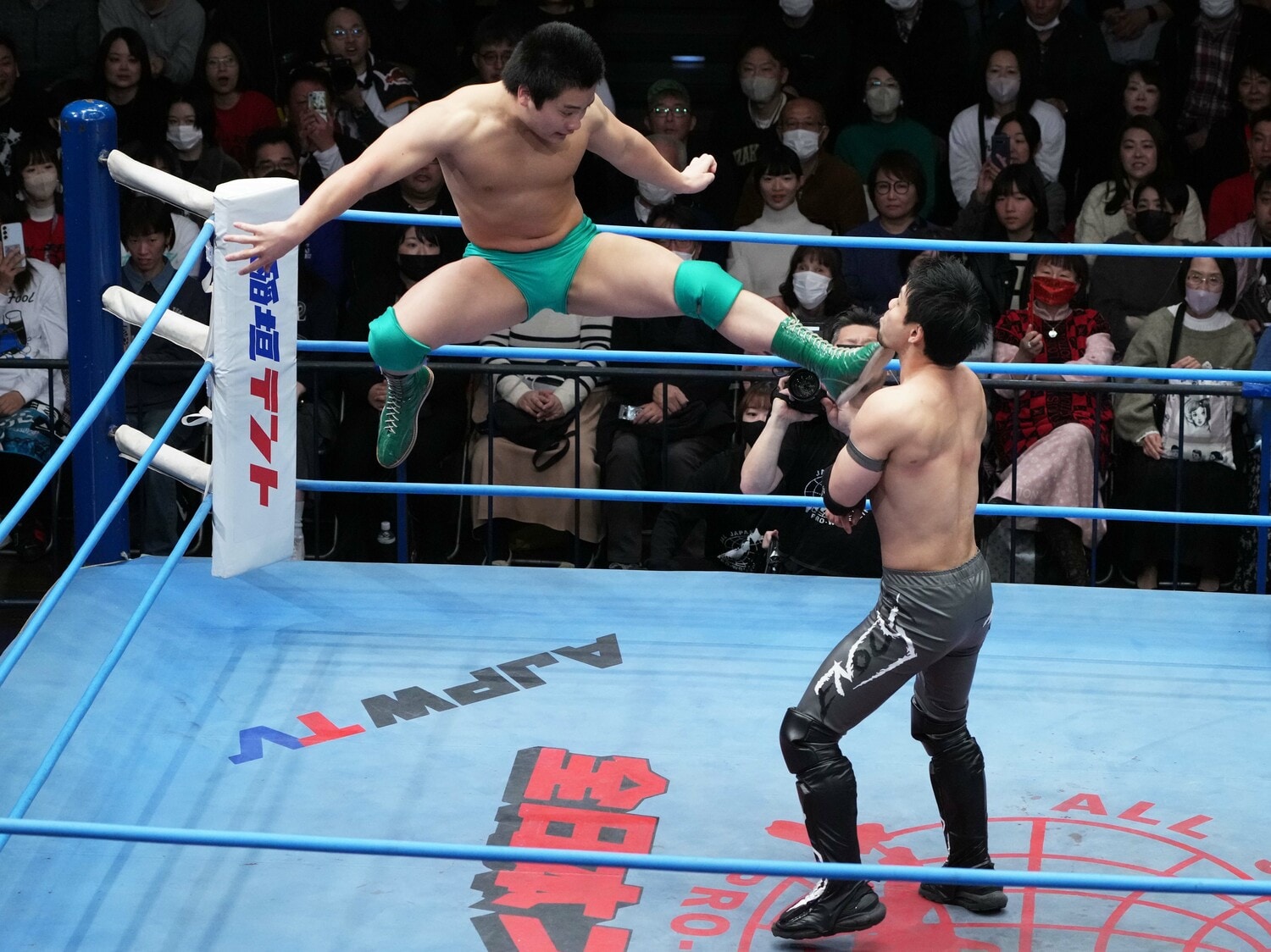 吉岡世起にフライングキックを放つ長尾一大心　©Essei Hara