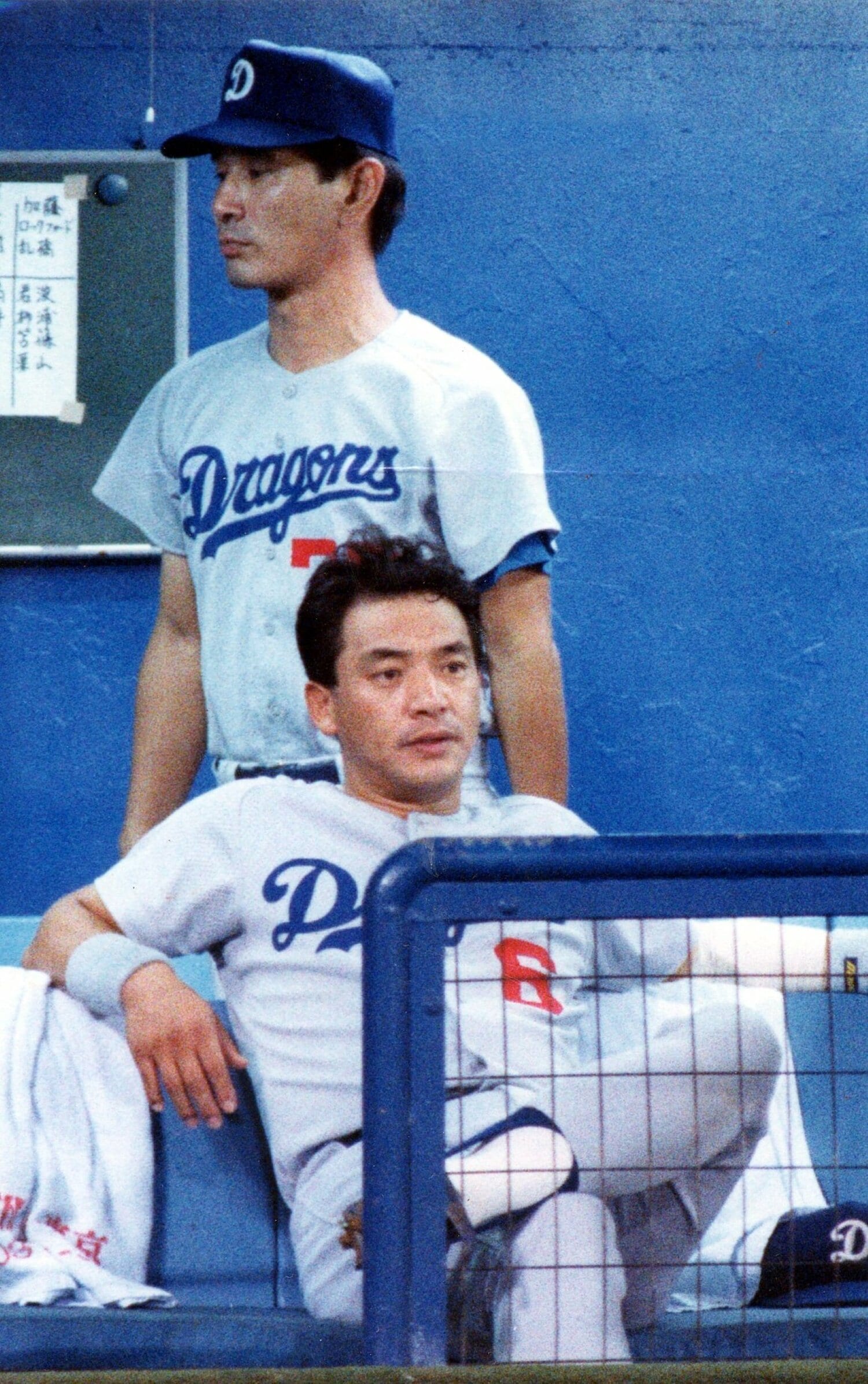 ベンチでの星野仙一監督と落合博満（1990年8月撮影）　©Sankei Shimbun