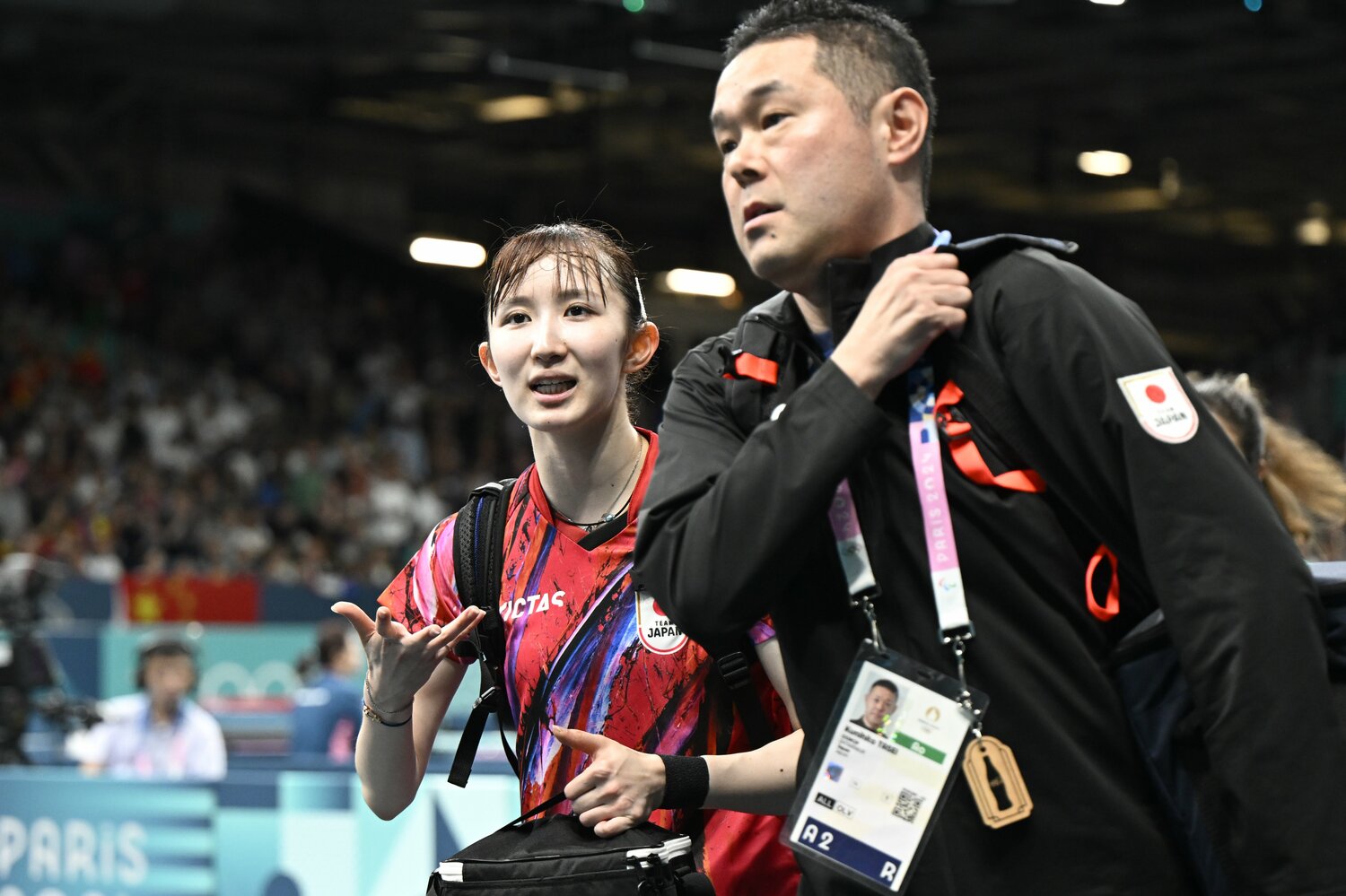 試合後、田勢邦史監督に話しかける早田ひな ©Asami Enomoto/JMPA