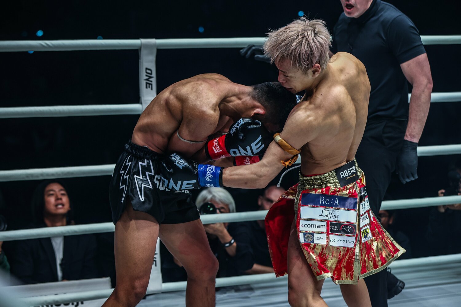 スーパーレックに強烈なボディブローを打ち込む武尊　©ONE Championshiop