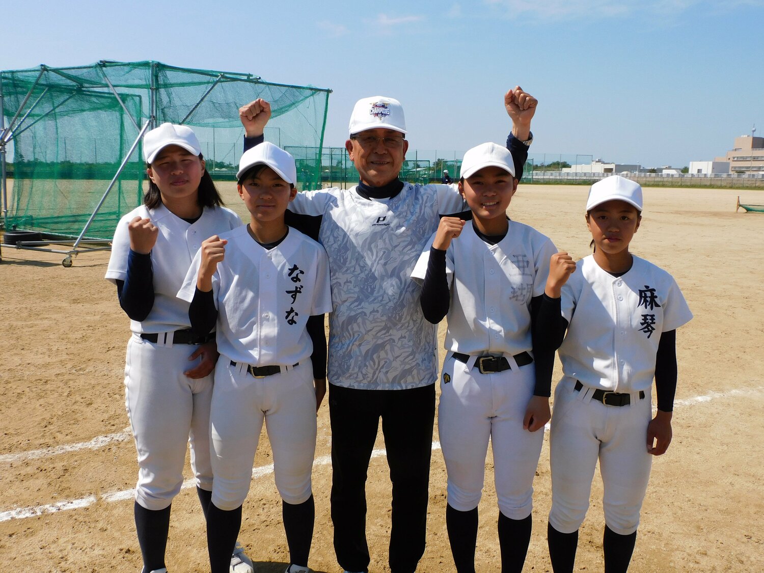 「貝塚ヤング」の女子選手たち。（右から）「憧れは（阪神の）熊谷選手」という土居麻琴さん。「貝塚ヤングのいいところは一人ひとり丁寧に教えてくれるところ」と話す中野亜瑚さん。キャッチャー志望の宮永なずなさん。「エースとして（進学予定の）高校で初優勝を果たしたい」と夢を語る植林音羽さん　©Haruka Sato