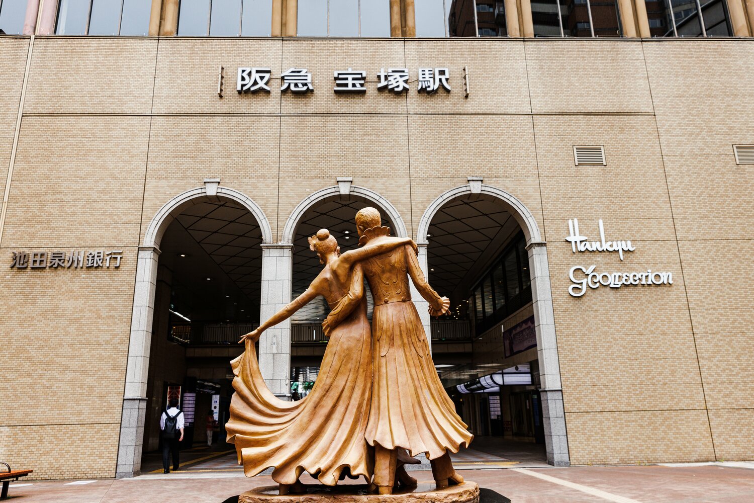 こちらは阪急宝塚駅。駅前には宝塚歌劇団の100周年記念した華麗な銅像も。ここから阪神競馬場の最寄り「仁川駅」へは今津線で10分ほどだ